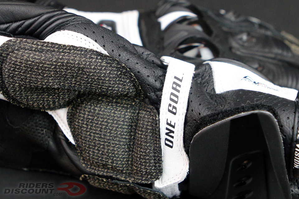 alpinestars_supertech_gloves_perforation