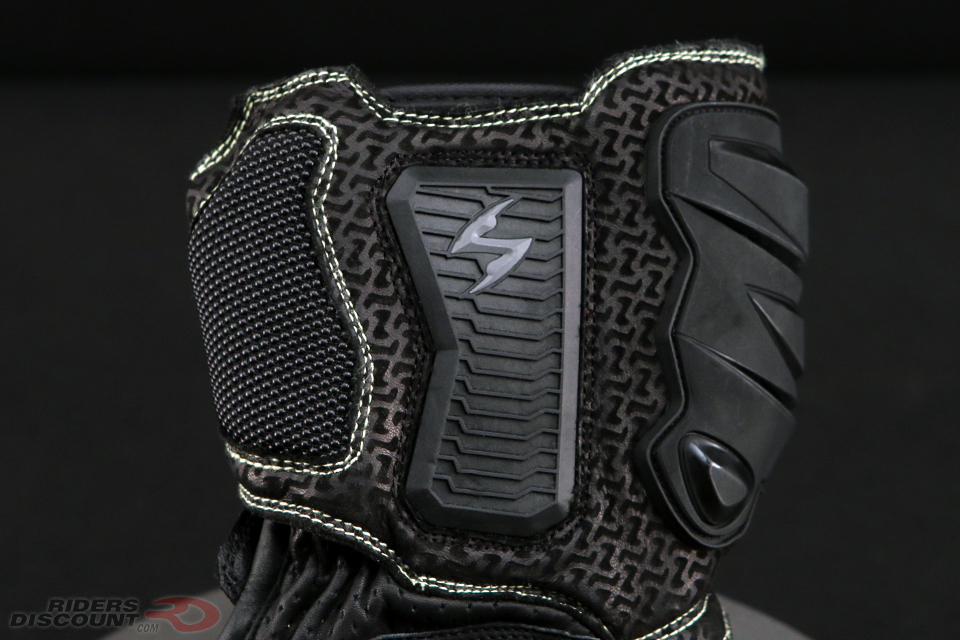 scorpion_clutch_leather_gloves_cuff_deta